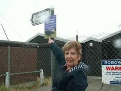 Val Loseby with "No Fouling sign"