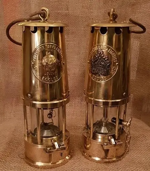 "Maple & Tommy" WW1 replica lanterns: The Canadian ”Maple” Lantern incorporates an original WW1 Canadian Maple Leaf cap badge as its emblem. The British “Tommy” Lantern has an original WW1 brass British general service uniform button as its emblem.