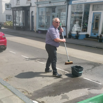 Kurt Stephens sweeping up in Sandgate High Street after rubbish collection