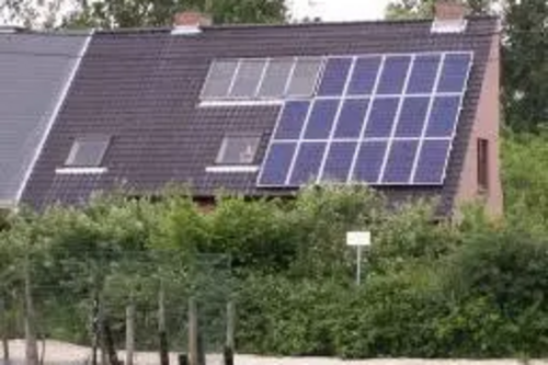 House fitted with thermodynamic and photovoltaic panels