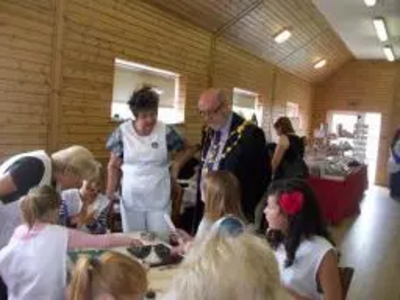 Children making cakes at Sugarcraft